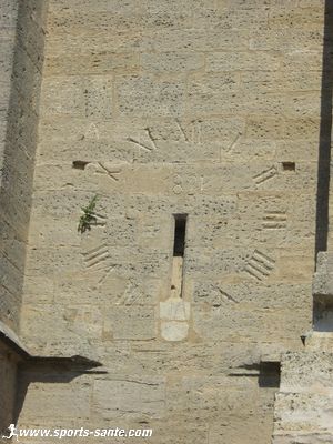 Photo du cadran solaire gravé sur la façade du clocher de Montblanc.